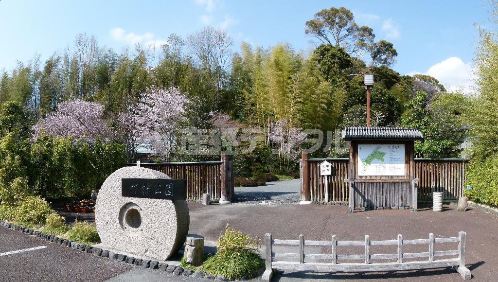 かぐや姫伝説の発祥の地とされる竹採（たけとり）公園＝２０１２年４月８日、静岡県富士市（杉山淳一さん撮影）