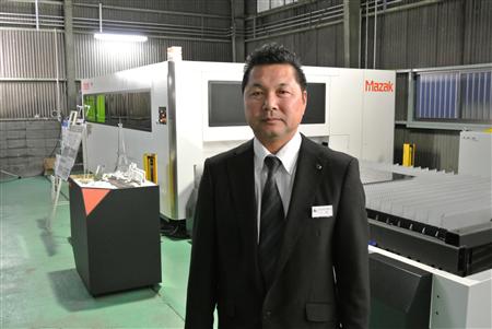 ファイバーレーザ切断機を導入したレーザマックス・小野雅夫専務は、ＣＯ２レーザ切断機に比べての優位性を述べる