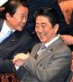 衆院予算委員会に臨む安倍晋三首相。左は麻生太郎副総理・財務金融相＝３１日午前、国会・衆院第１委員室（酒巻俊介撮影）