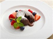 鈴木一夫エグゼクティブペストリーシェフが考案した「チョコレートケーキ（フォンダンショコラ風）」。わずか１５分の調理時間で完成する