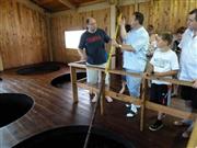 湯浅醤油有限会社の蔵を見学するミシュラン星付きレストランのシェフら（同社提供）