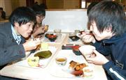 １００円定食を食べるために早起きした学生は「一日の調子が良く、得した気分」＝滋賀県草津市の立命館大学びわこ・くさつキャンパス