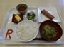 ご飯とみそ汁、揚げ物やおひたしなどおかず３品が自由に選べる立命館大学の１００円朝食（同大提供）