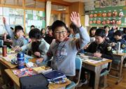 集団食中毒の発生で学校給食が中止されたため、弁当を食べる浜松市の小学校の児童たち。「お弁当の方が良い」との声も上がった