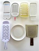 実験に使ったおろし器。上段左から時計回りにＡ、Ｂ、Ｃ、Ｄ、Ｇ、Ｆ、Ｅ