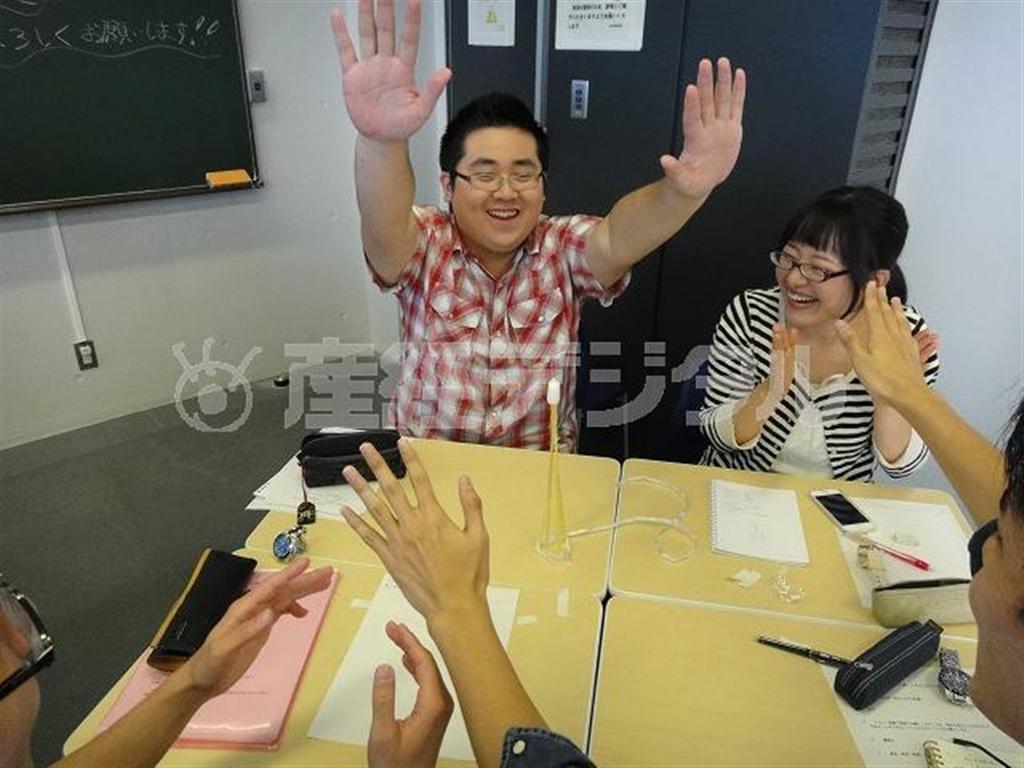 「まず試してみる」ことをテーマに行なわれた、マシュマロ・タワーを建てるグループワーク（土曜塾企画委員会、有志学生記者撮影）