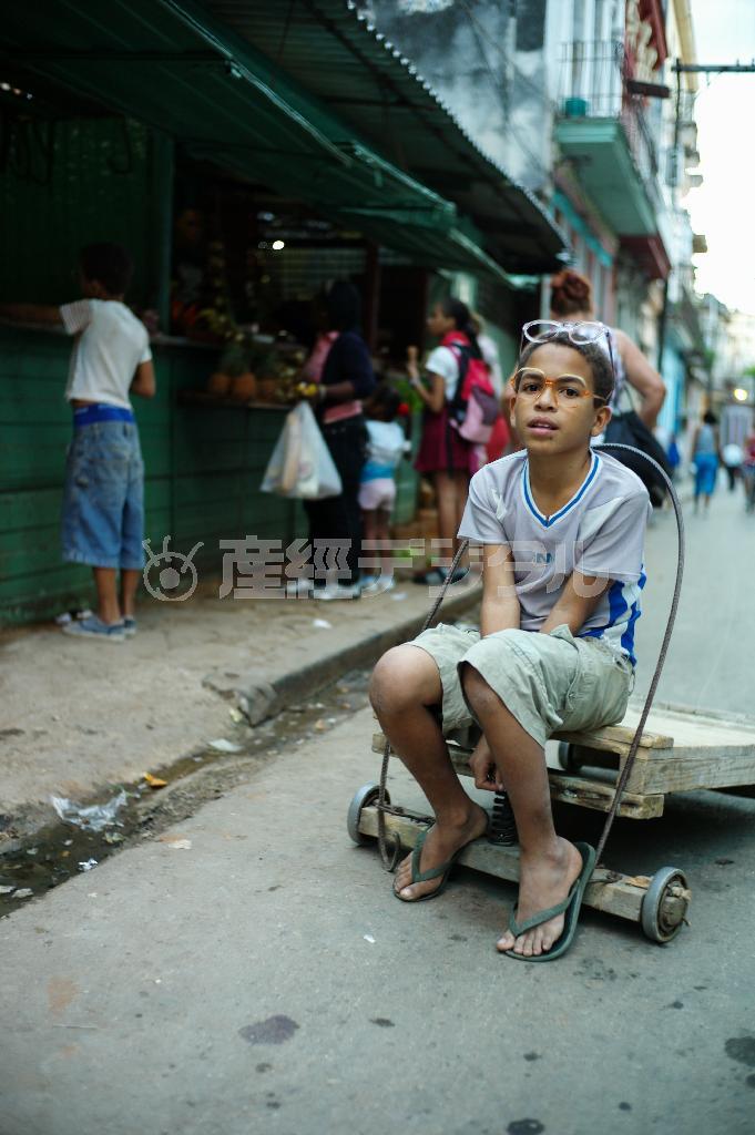 首都ハバナでは子どもたちの間で、レンズがないだて眼鏡が流行っていた＝キューバ（緑川真実さん撮影）