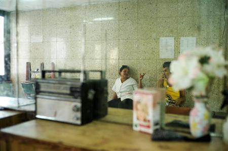 サンティアゴ・デ・キューバの美容室に男の子がふらっと訪れ談笑が始まる。彼のヘアスタイルについて話しているのだろうか＝キューバ（緑川真実さん撮影）