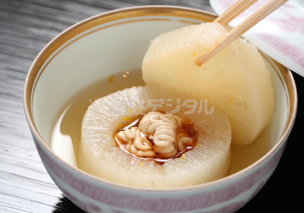 冬場の寒さで甘みを増した京都産のダイコンのうまみがうれしい大根煮