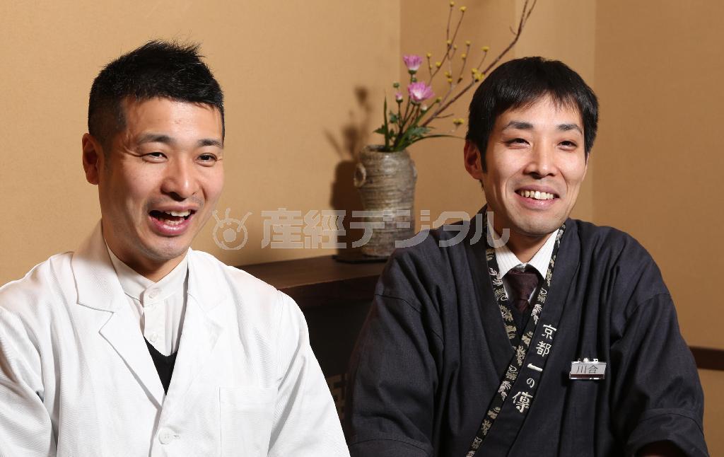 若者の感覚で店を盛り上げる山岸隆博料理長（左）と川合剛史店長＝２０１４年１月２３日、京都市中京区（恵守乾撮影）