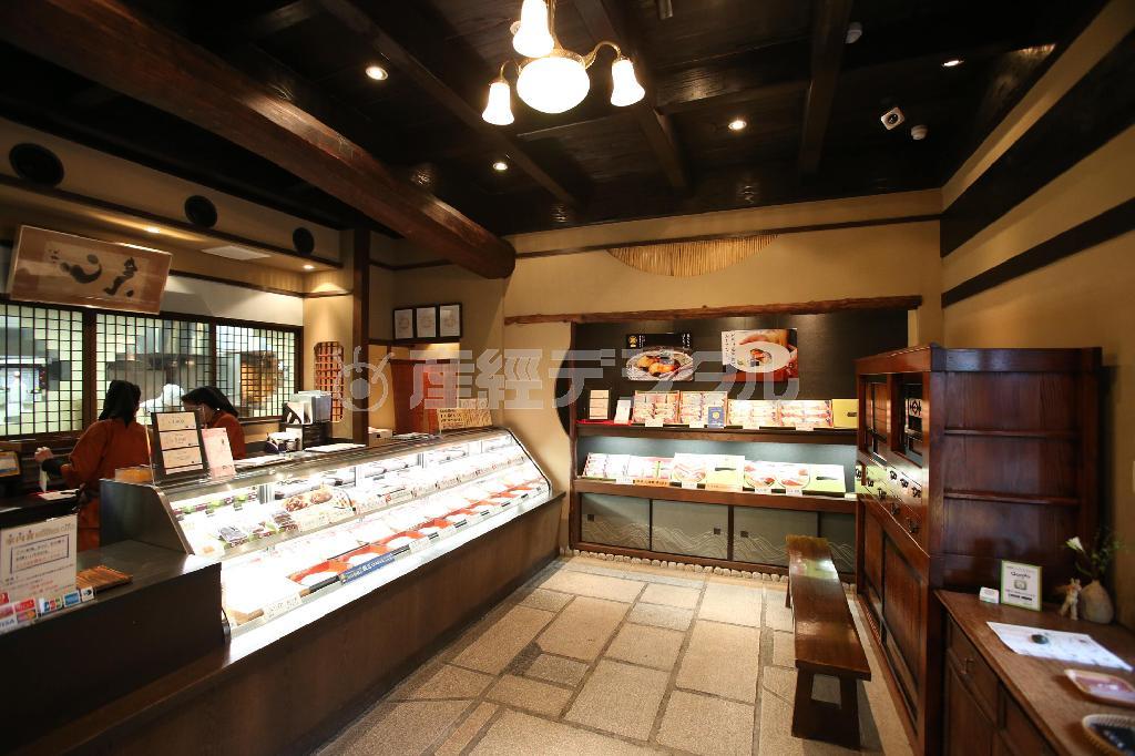 京都の伝統の味が並ぶ１階店内＝２０１４年１月２３日、京都市中京区（恵守乾撮影）