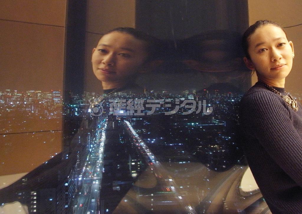 作家の西加奈子さん。自分を見つめるもう１人の自分。本作の執筆を通じ、「見られているではなく、見守ってくれているのかも」と意識が変わったという＝２０１４年１月２０日、東京都文京区（伴龍二撮影）