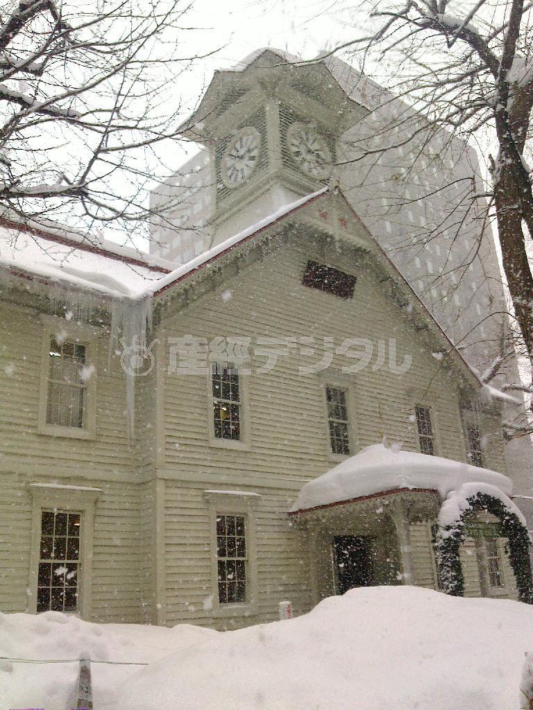 日本三大がっかり観光地の一つ、時計台。ちなみに後ろのビルは、札幌市役所です＝２０１４年１月２１日、北海道・札幌市（乾ルカさん撮影）