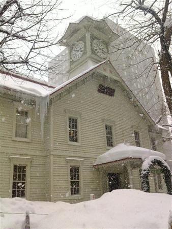 日本三大がっかり観光地の一つ、時計台。ちなみに後ろのビルは、札幌市役所です＝２０１４年１月２１日、北海道・札幌市（乾ルカさん撮影）