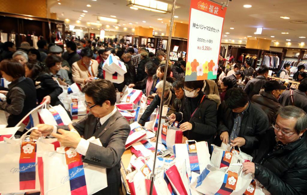 大手百貨店では、初売り商戦が好調だった＝１月２日、東京都中央区の日本橋三越本店