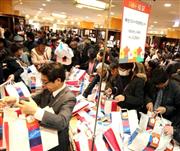 大手百貨店では、初売り商戦が好調だった＝１月２日、東京都中央区の日本橋三越本店