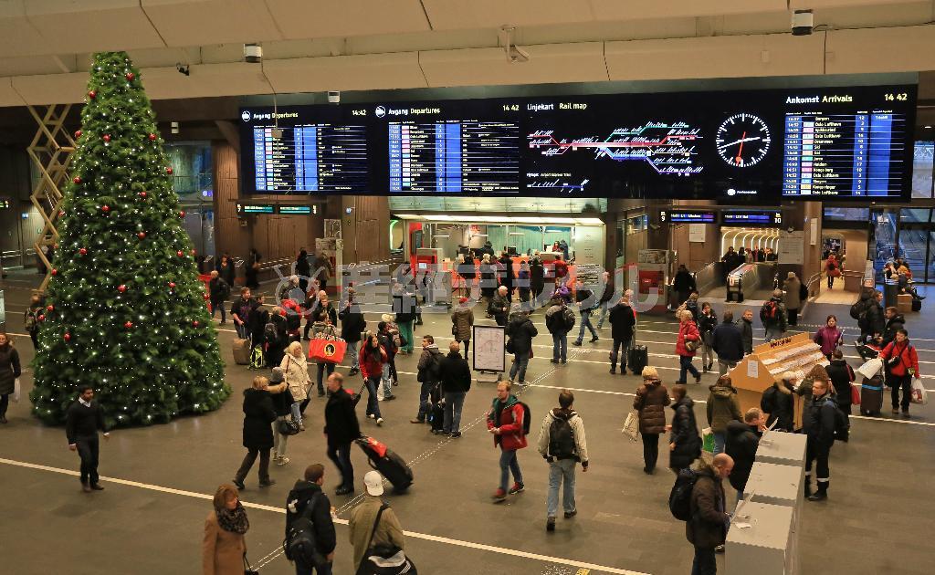 ノルウェーのオスロ中央駅。案内表示には液晶モニターが使われており、旅行者にも分かりやすい＝２０１３年１２月５日、ノルウェー・首都オスロ（桐原正道撮影）