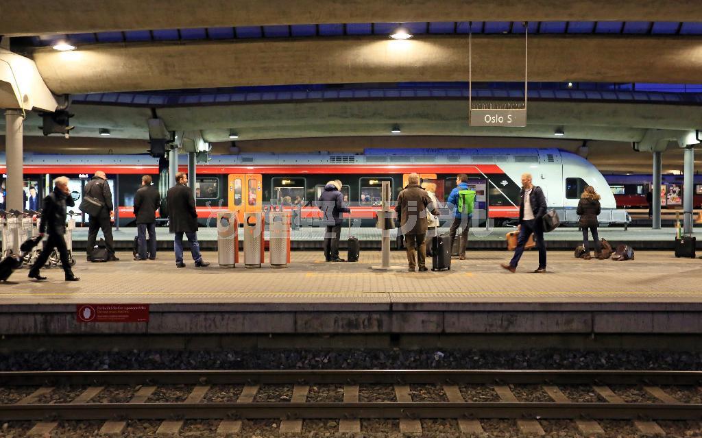 オスロ中央駅のプラットホーム。ノルウェー国内各地に長距列車が発着する＝２０１３年１２月５日、ノルウェー・首都オスロ（桐原正道撮影）