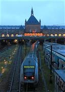 朝８時、通勤列車がせわしなく行き交う朝のコペンハーゲン中央駅。空がやっと明るくなってきた＝２０１３年１２月４日、デンマーク・首都コペンハーゲン（桐原正道撮影）