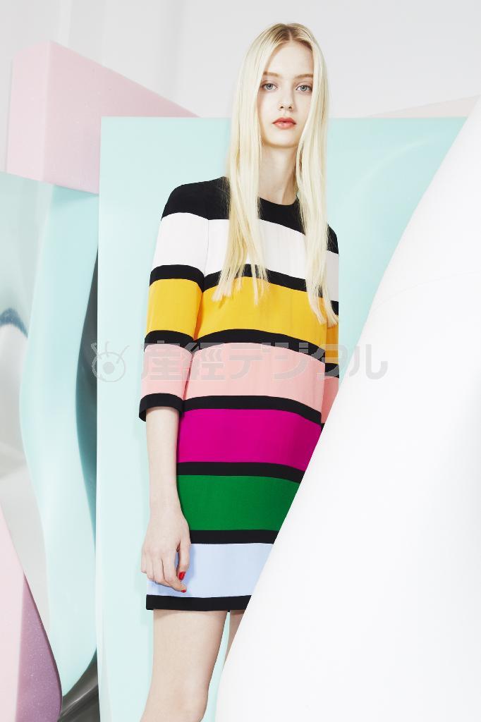 大胆なマルチカラーのボーダーが目を引くジャンパードレス