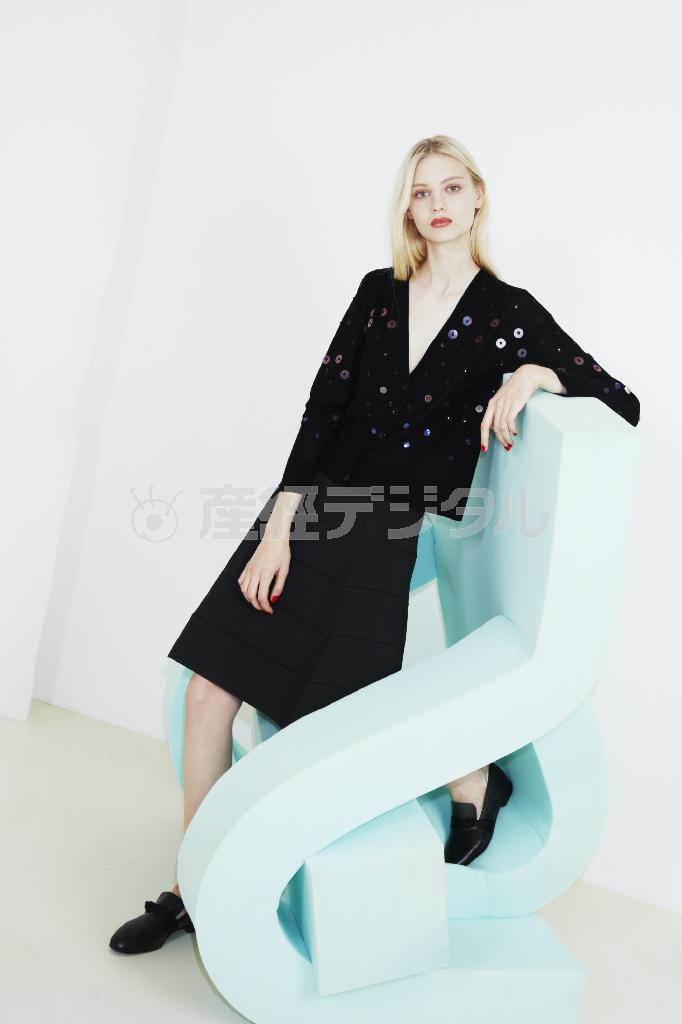 シックな雰囲気の素材を大胆なカッティングに落とし込んだトップスは、さまざまなシーンで活躍してくれそう