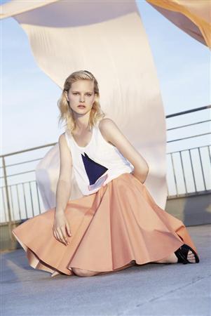 遊び心いっぱいのタンクトップには、フェミニンなスカートを合わせて