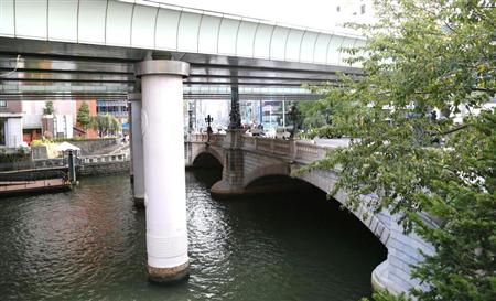 日本橋川に架かる日本橋。首都高速道路が覆う
