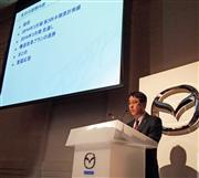 決算会見に臨むマツダの小飼雅道社長＝５日午後、東京都港区（田邉裕晶撮影）