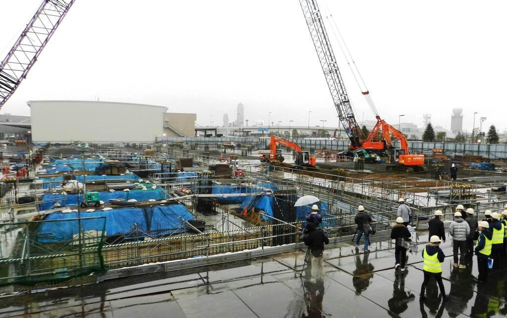 建設工事が進むＬＣＣ専用ターミナルの本館施設＝４日、千葉県成田市の成田空港