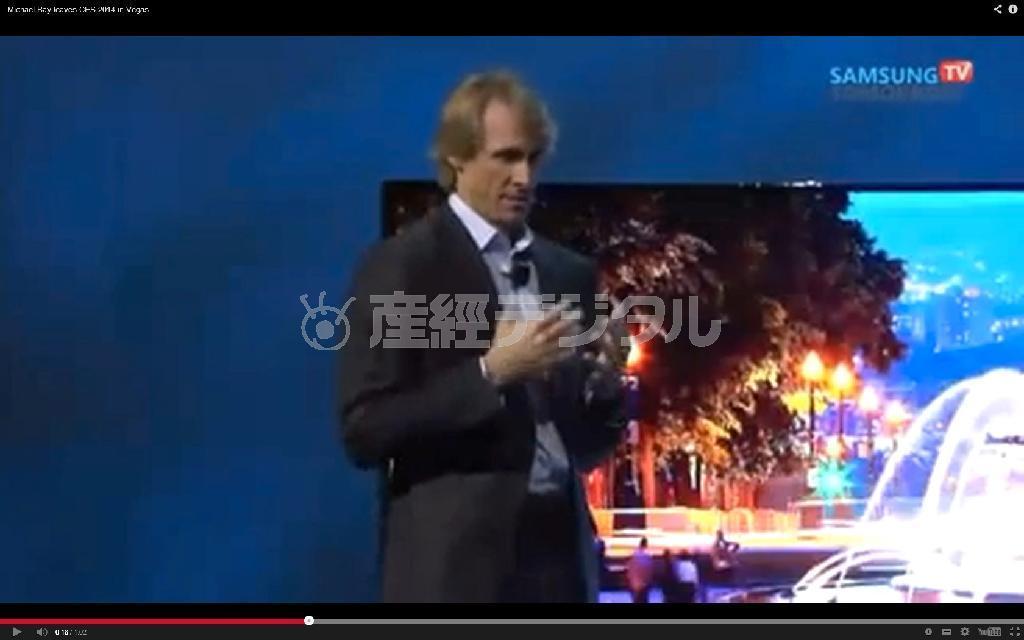 ＣＥＳ開幕前日の１月６日、サムスンのプレスカンファレンスに登場したマイケル・ベイ監督。しどろもどろになった末、〝逃亡〟した（ユーチューブから）