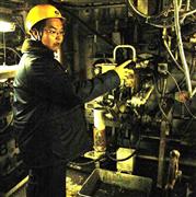 関西電力海南火力発電所の設備をチェックする作業員＝１月２０日、和歌山県海南市