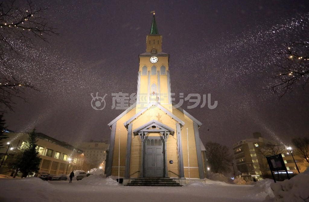 極夜に映えるトロムソ大聖堂。降りしきる雪のなか、夜空に浮かび上がった＝２０１３年１２月１０日、ノルウェー・トロムソ（桐原正道撮影）