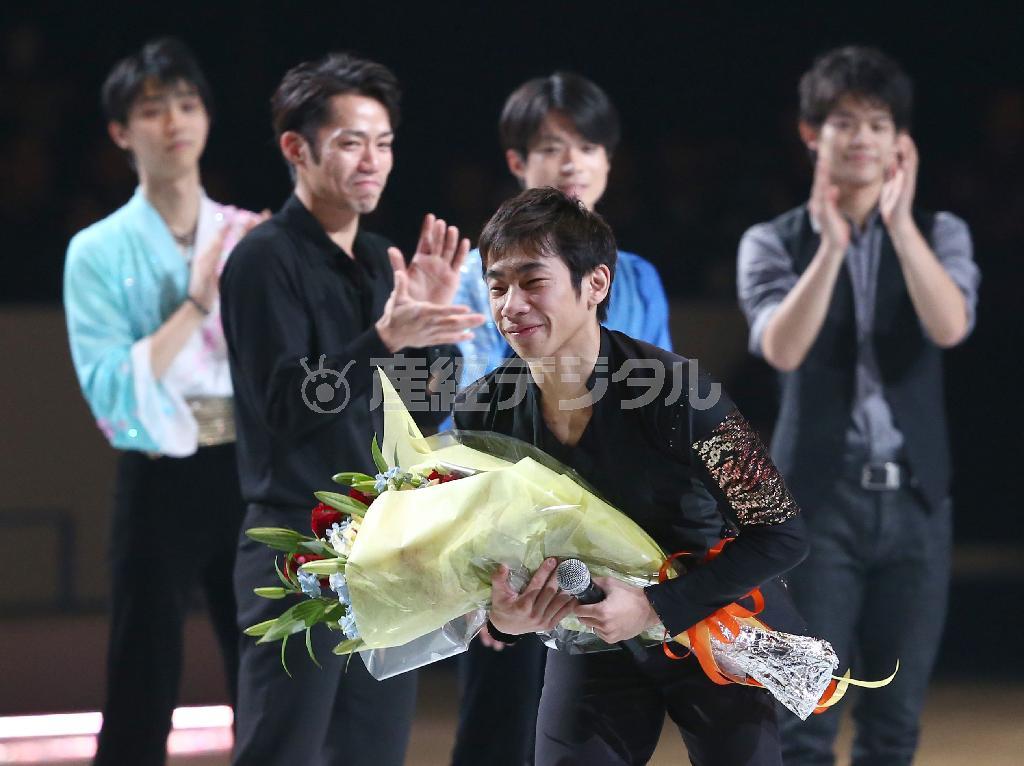 全日本選手権のエキシビション後に引退を表明した織田信成（のぶなり）選手（手前）を、高橋大輔選手（左から２人目）らライバルたちが拍手で送り出した＝２０１３年１２月２４日、埼玉県さいたま市中央区・さいたまスーパーアリーナ（大里直也撮影）