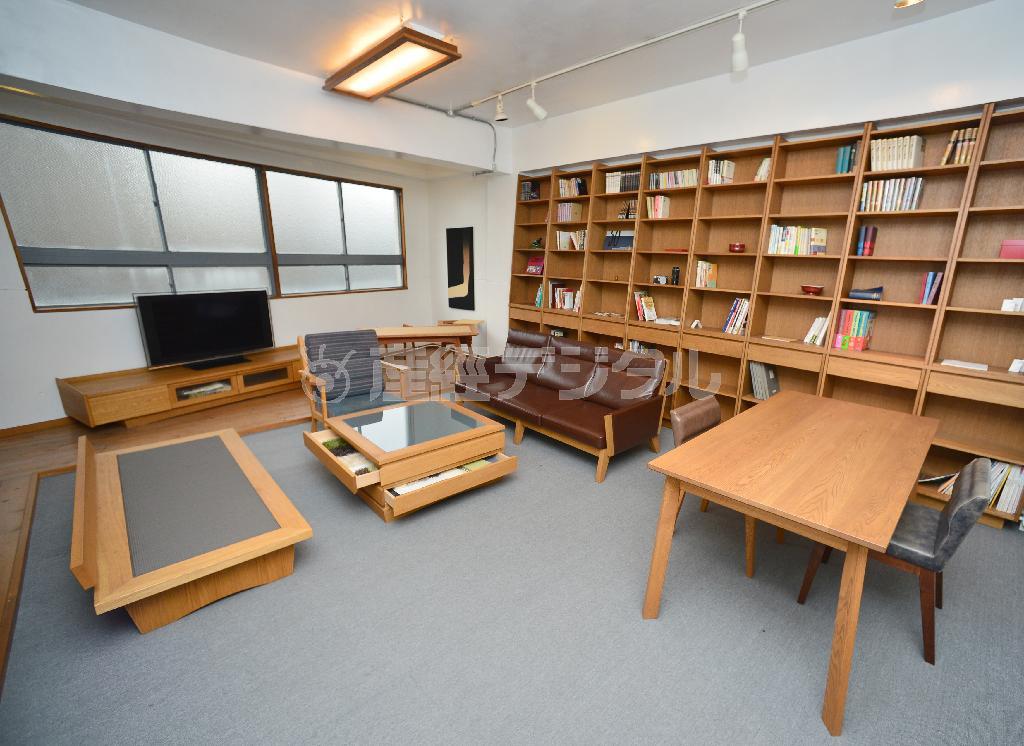 手作りでありながら、均一な高品質を保つ商品群が並ぶショールーム（２階）