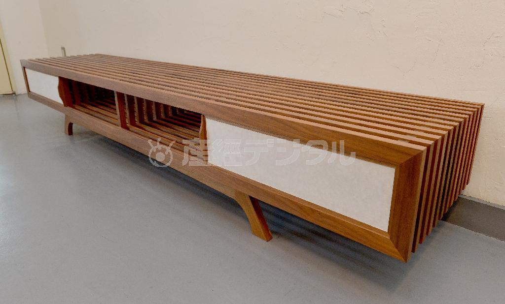 横長の額縁のような木枠を重ねて作り上げたテレビ台（５０万円台～）。隙間が多いので配線も通しやすく埃も下に落ちる…