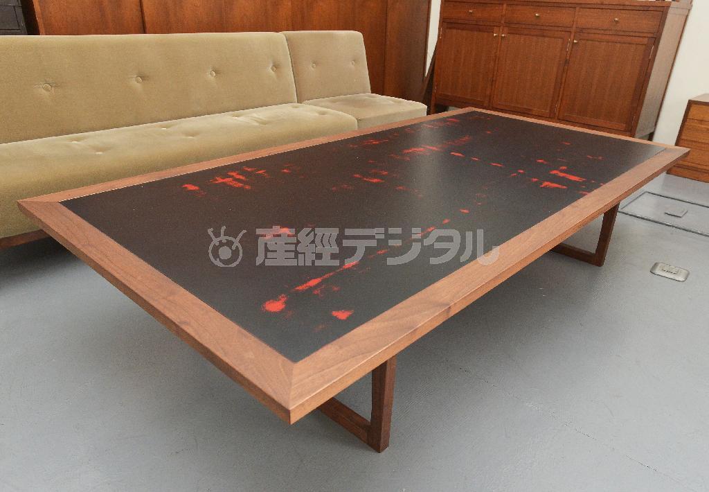 黒漆による下塗りに朱漆塗りを施す「根来塗」の技法をウレタンで表現したローテーブル。和洋折衷のデザインが素晴らしい（３５万～）