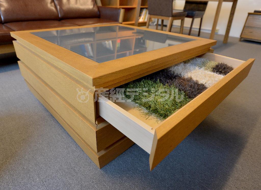 さまざまな方向から引き出しが出てくるユニークなソファーテーブル（２１万６３０円）