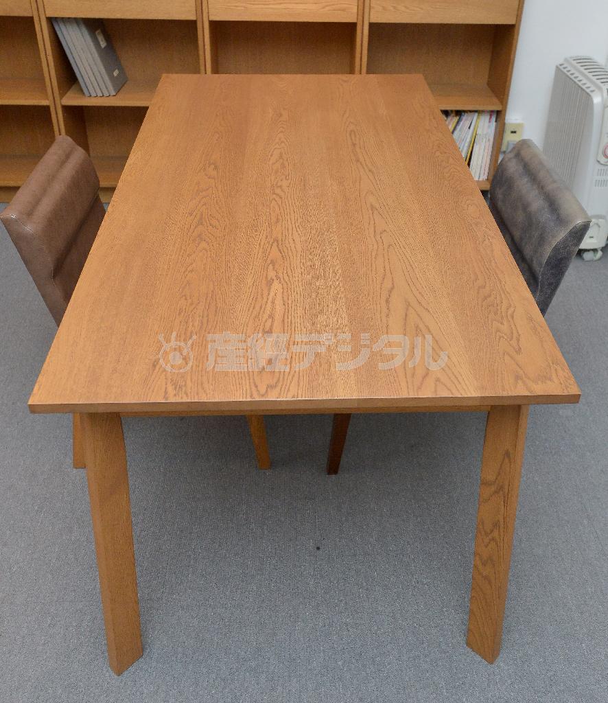 木目の美しさにこだわり、ナラ材（ロシア産）５枚を木目が合うようつないだダイニングテーブル（約１６万円）