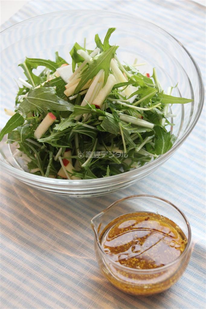 りんごとかぶのサラダ。※８３ｋｃａｌ、塩分０．３グラム（１人分）