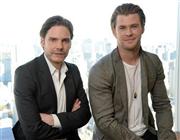 元Ｆ１ドライバーのニキ・ラウダ本人から演技を絶賛された俳優のダニエル・ブリュールさん（左）とクリス・ヘムズワースさん＝２０１４年１月２９日午後、東京都港区（鴨川一也撮影）