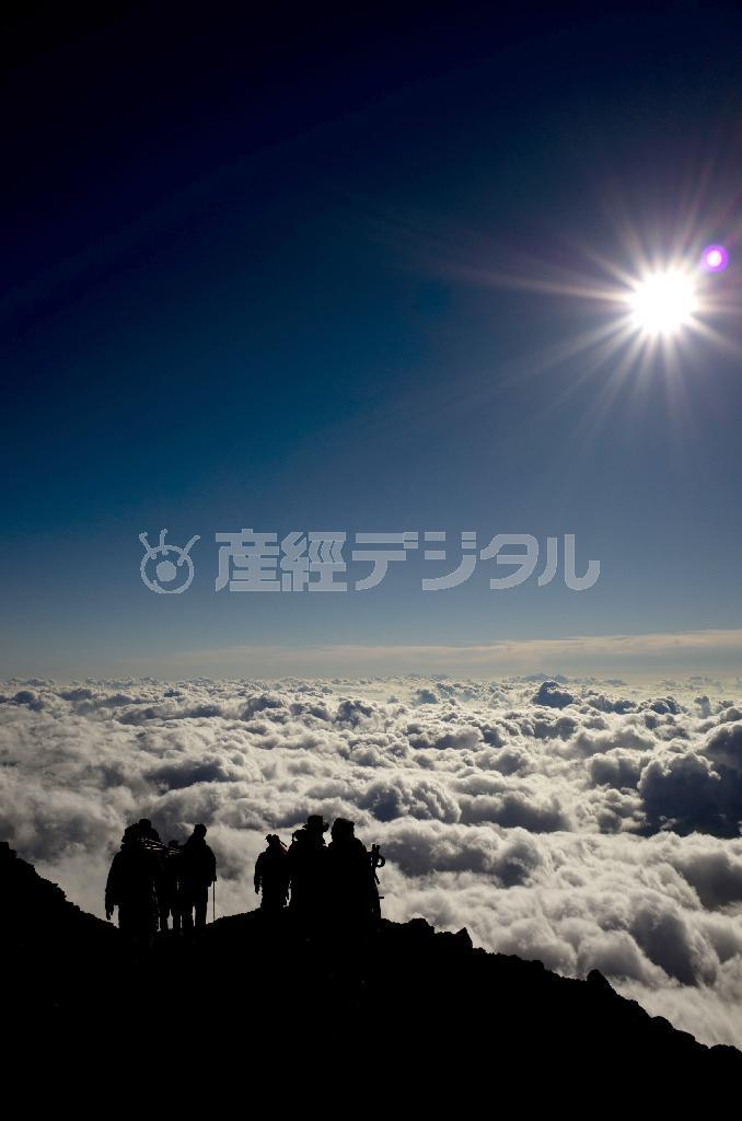 富士山では足下から雲が湧き、それが刻一刻と変化する姿を見ることができる＝２０１３年９月６日、山梨県／静岡県（井浦新さん撮影）