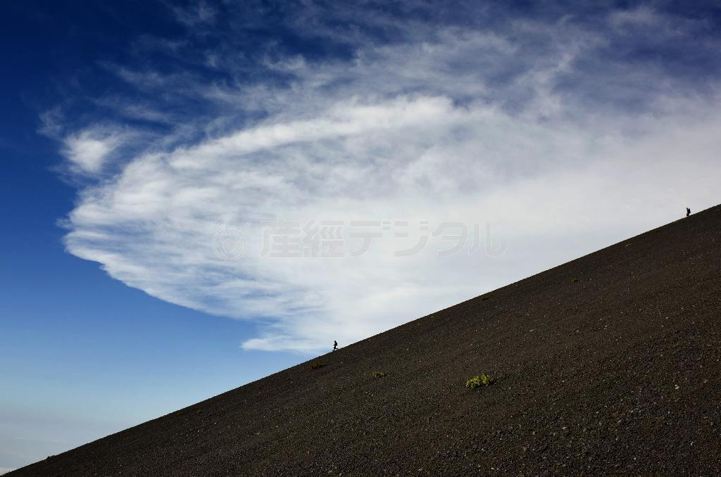標高が３０００メートル以上になると、生える植物はイワツメクサ１種類のみ。地球も惑星の一つだと感じる＝２０１３年９月１日、富士山（井浦新さん撮影）