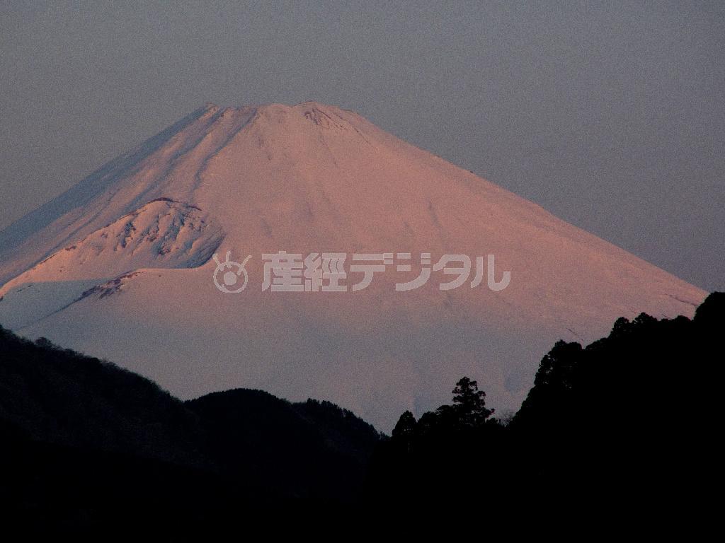 「暁富士」。空気が張り詰めた、夜明けの富士山。宝永火口がくっきり見える＝２０１２年３月１３日（井浦新さん撮影）