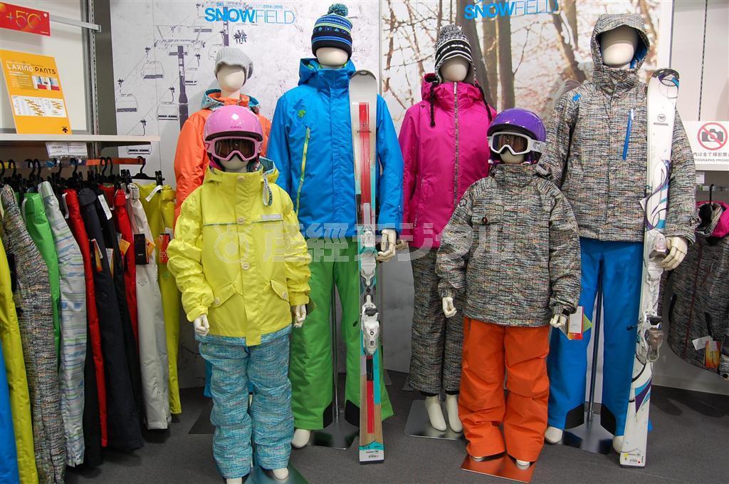 ２０１４～１５年シーズン向けの商品展示会。親子おそろいのファッションが楽しめるよう、同じプリント柄のウェアなどが発表された