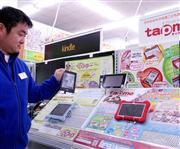 アマゾンのキンドルのほか、子供向けのタブレット端末も種類が増えてきた。価格は１万円台が中心だ＝東京都港区のトイザらス・ベビーザらスお台場店（戸谷真美撮影）