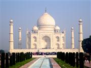 マハラジャ・エクスプレスの旅のハイライトのひとつがタージ・マハル観光。比較的すいている朝のうちに行くことができる