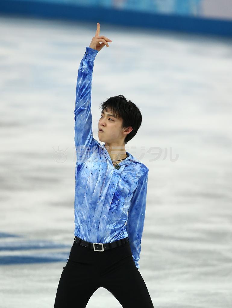 フィギュアスケート団体男子ＳＰの演技を終え、人さし指を突き上げて「ナンバーワン」のポーズをとる羽生結弦（はにゅう・ゆづる）。日本選手団にこの上ない勢いを呼び込んだ＝２０１４年２月６日、ロシア・ソチのアイスベルク・パレス（大里直也撮影）