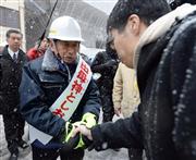 ＪＲ秋葉原駅前で有権者と握手を交わした田母神俊雄氏＝８日午後、東京都千代田区（大橋純人撮影）