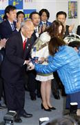 当選確実との報道を受け、選挙事務所で支援者から花束を受け取る舛添要一氏と雅美夫人＝９日午後、東京都新宿区（松本健吾撮影）
