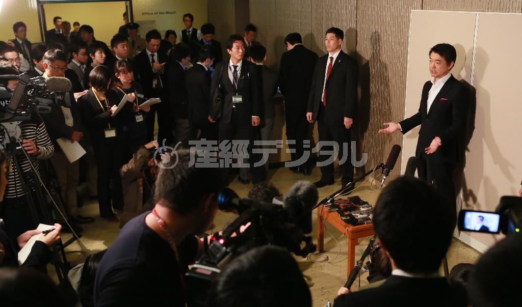 大阪市長の辞表を提出する前に、囲み取材に応じる橋下（はしもと）徹氏（右端）＝２０１４年２月７日、大阪市北区（松永渉平撮影）